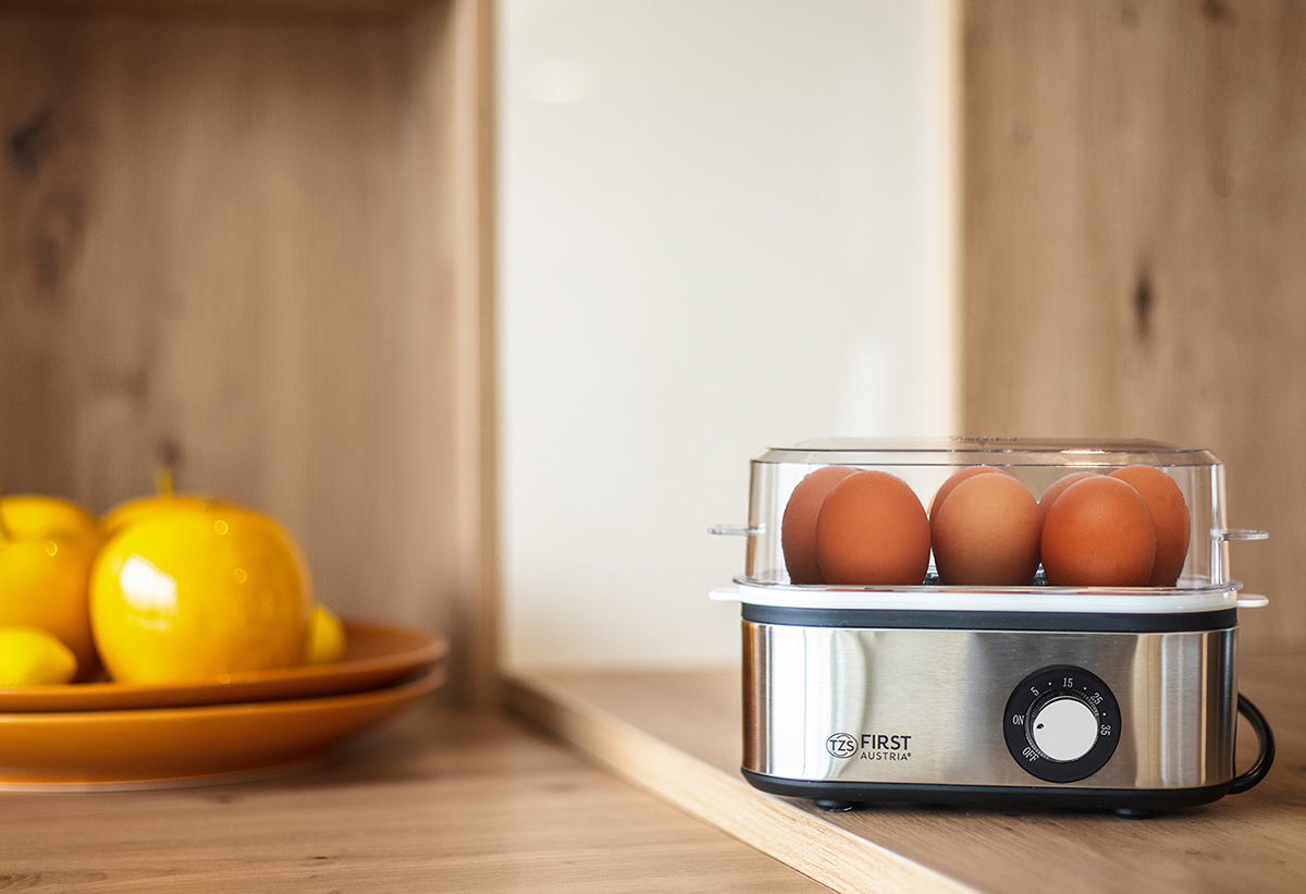 Ο βραστήρας τοποθετημένος σε μια κουζίνα.